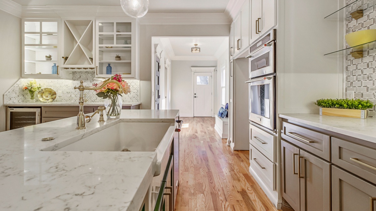 In uw keuken bevindt zich een onverwachte plek vol vuil, en weinigen maken zich zorgen om deze goed schoon te maken